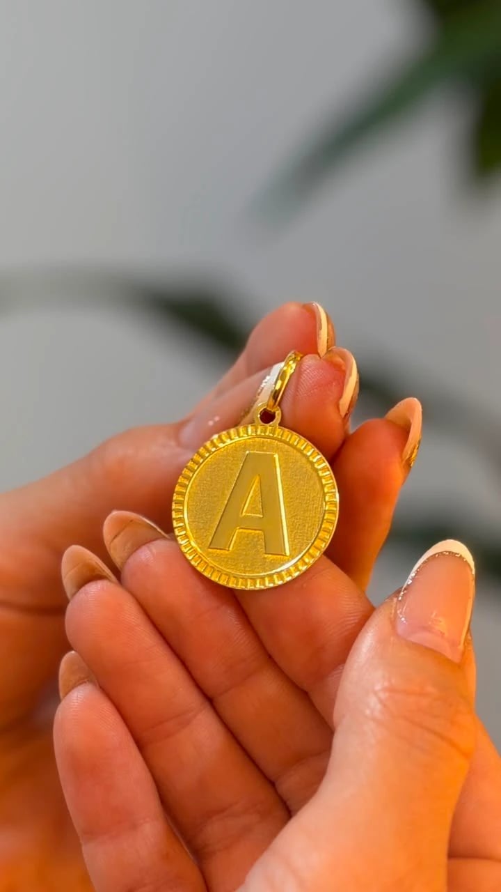 PINGENTE LETRA NA MEDALHA | Everest Jóias