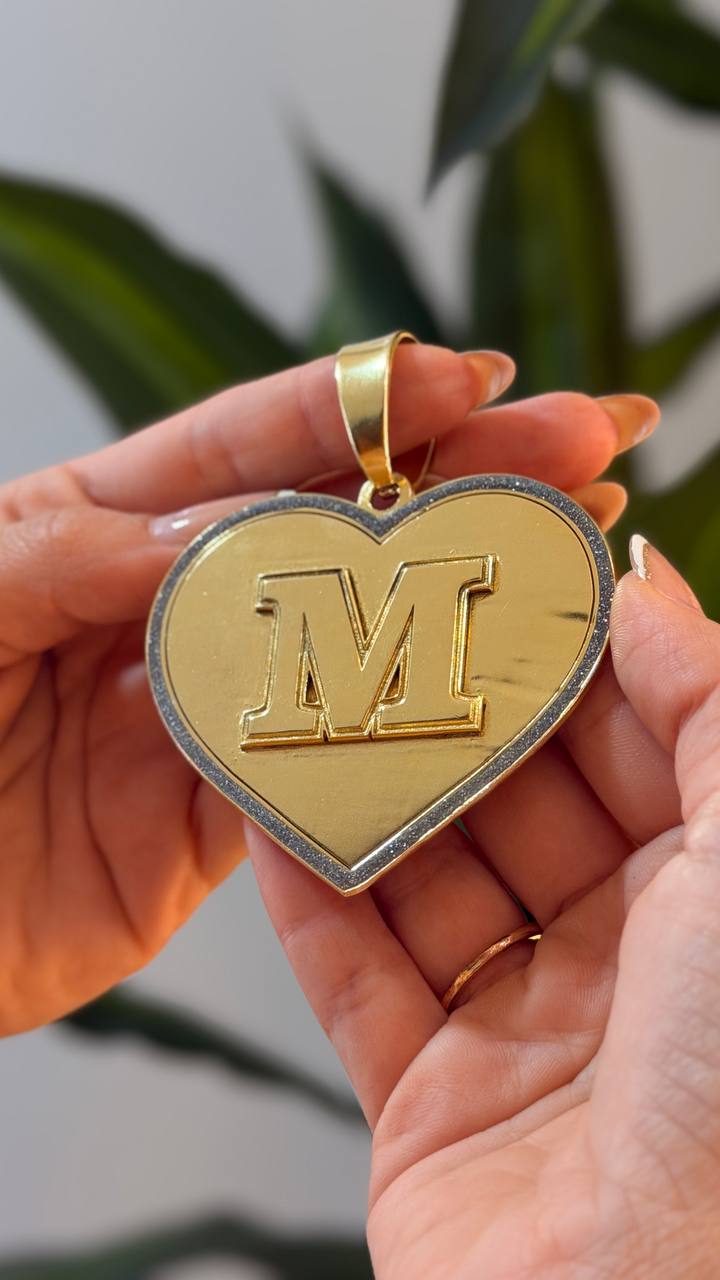 PINGENTE PERSONALIZADO CORAÇÃO COM LETRA E BORDA COM RESINA BRILHANTE 8CM | Everest Jóias (2)