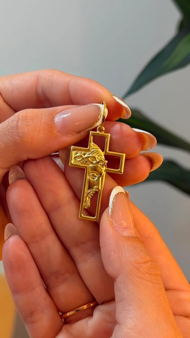 PINGENTE CRUZ VAZADA COM FACE DE CRISTO M | Everest Jóias (2)