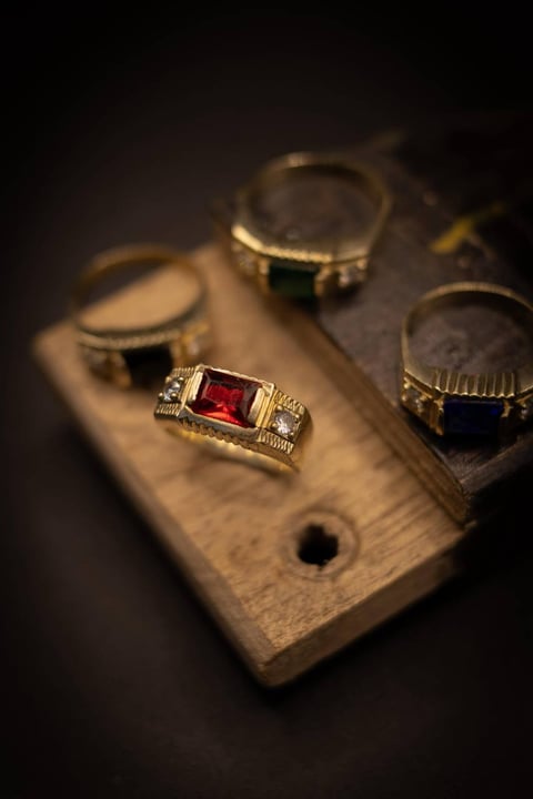 ANEL DE FORMATURA PEDRA VERMELHA (MODELO NOVO) | Everest Jóias