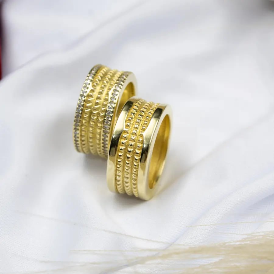 PAR DE ALIANÇA MODELO BVLGARI DETALHADO | Everest Jóias (4)