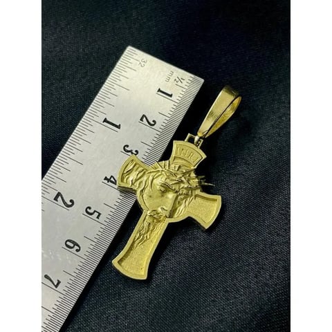 PINGENTE HENRI CRISTO NA CRUZ NA BOLA | Mafia do Ouro18k