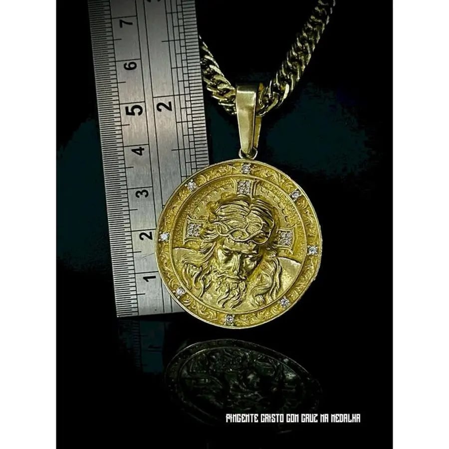 PINGENTE CRUZ CRISTO NA MEDALHA | Everest Jóias