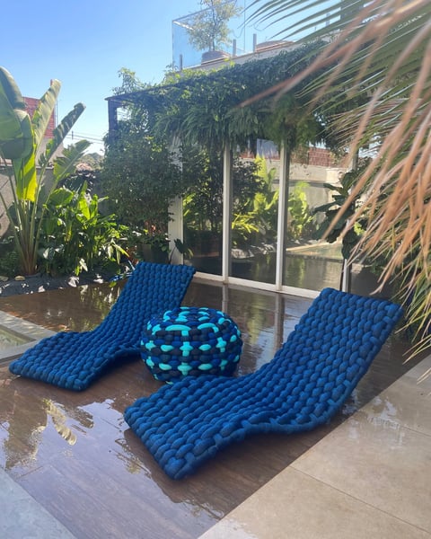 Conjunto com 02 Espreguiçadeiras Riviera - Estrutura em Alumínio Fendi e Tricô Europeu Azul Marinho | Traços e Tramas