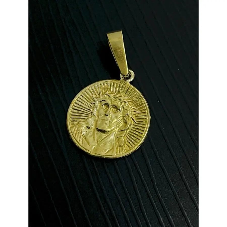 PINGENTE CRISTO NA MEDALHA | Everest Jóias