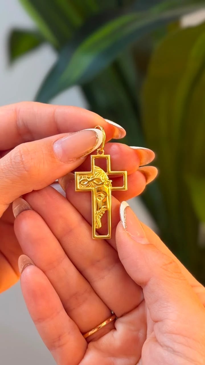PINGENTE CRUZ VAZADA COM FACE DE CRISTO M | Everest Jóias