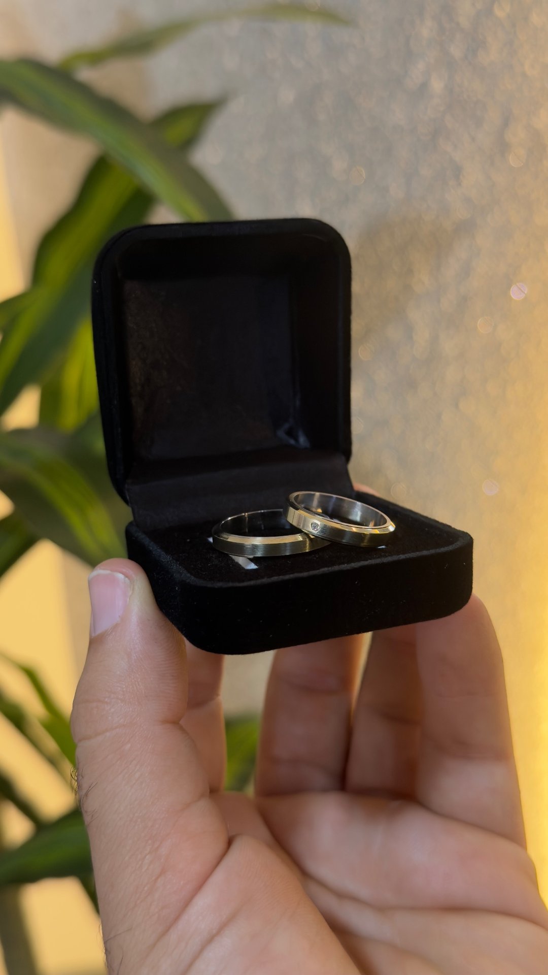 PAR DE ALIANÇA ITALIANA 2MM + 1 PEDRA CRAVEJADA | Everest Jóias