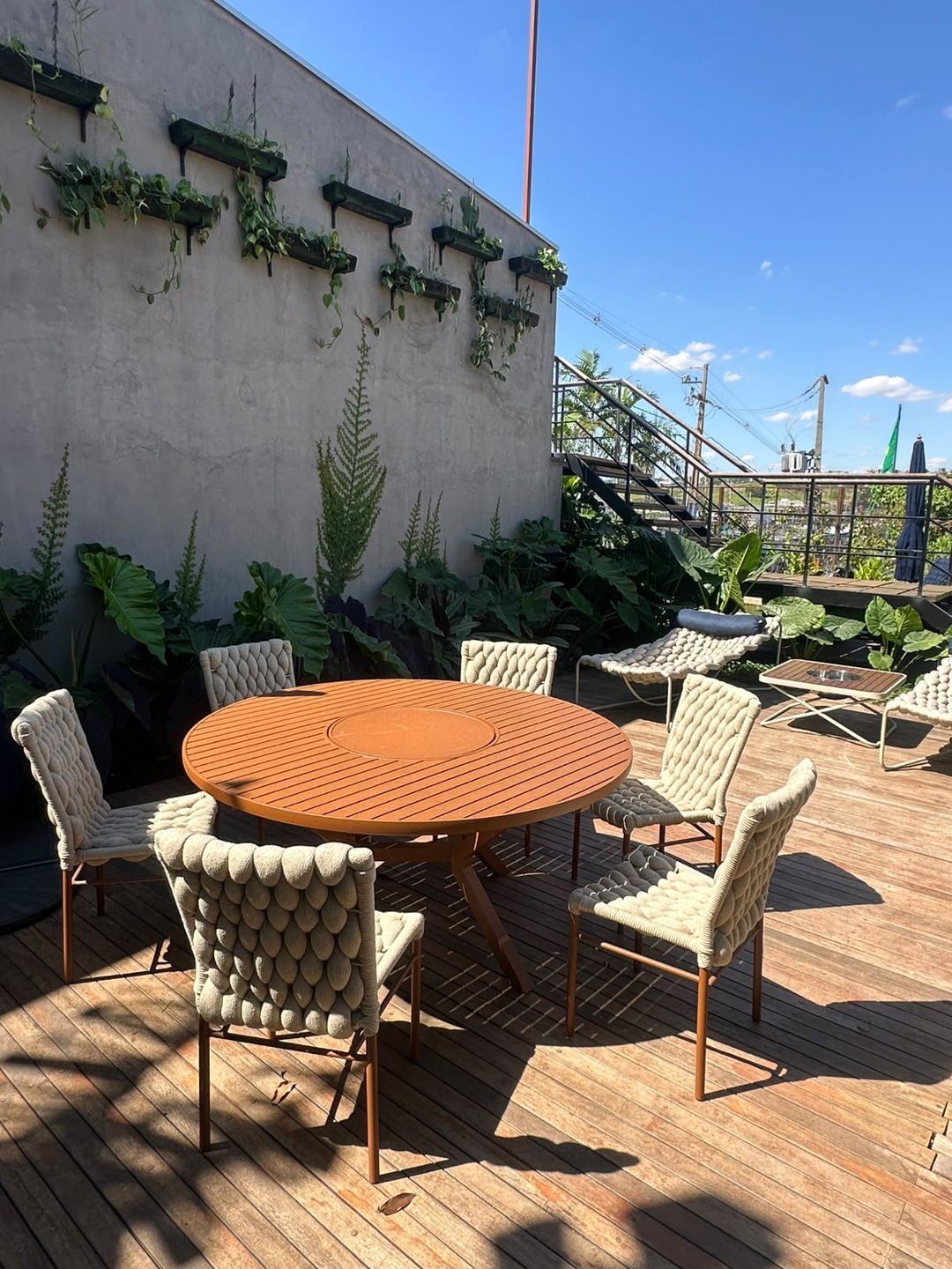 Conjunto de Mesa com Giratório + 06 Cadeiras Sevilha Deserto | Traços e Tramas