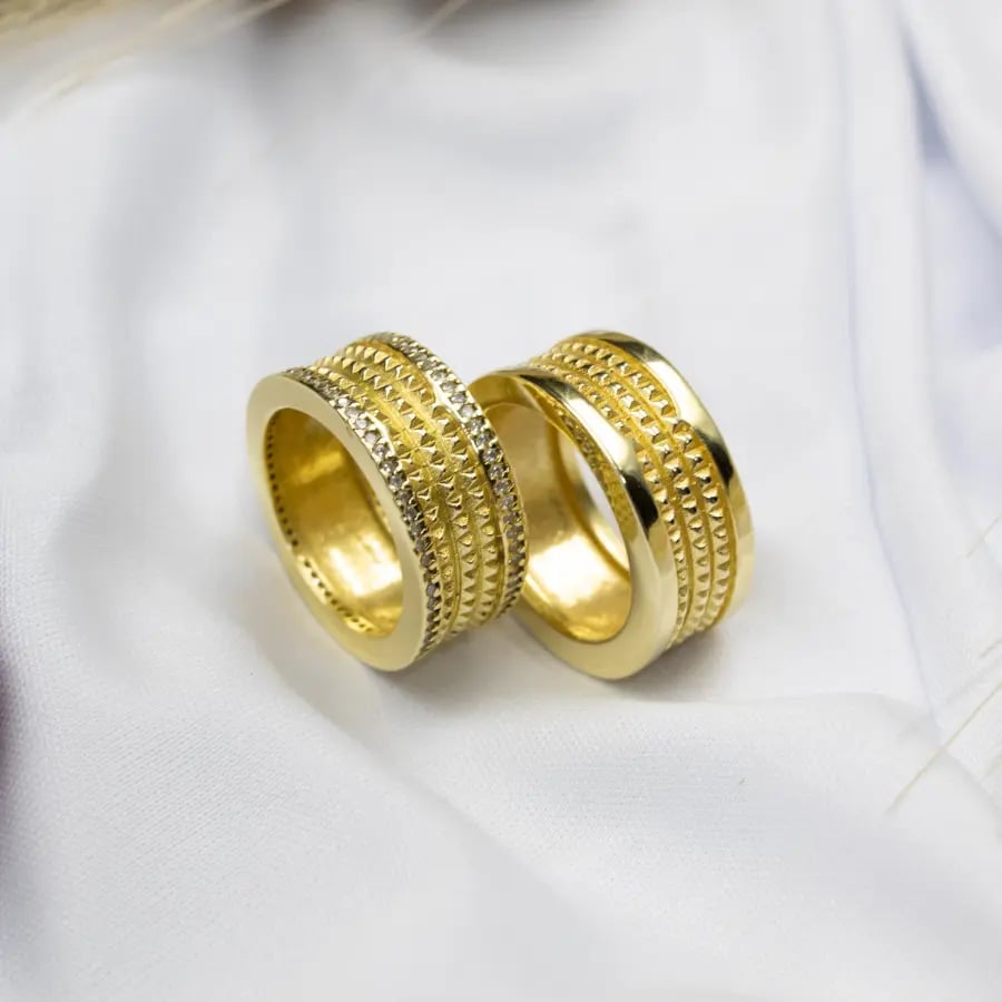 PAR DE ALIANÇA MODELO BVLGARI DETALHADO | Everest Jóias