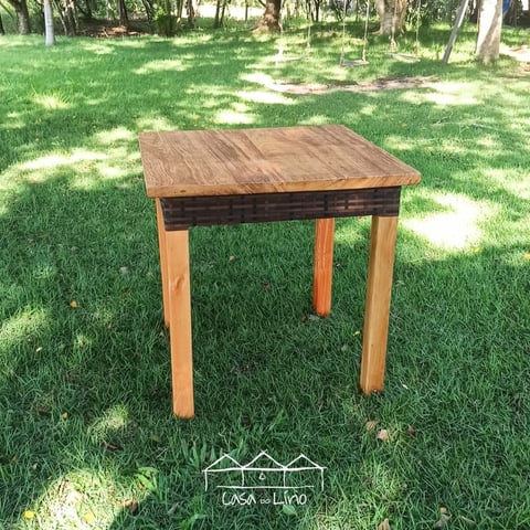 Mesa Comum Em Junco Sintético | Casa do Lírio