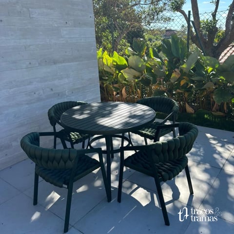 Conjunto de Mesa + 04 Cadeiras Cancún com Braço | Traços e Tramas
