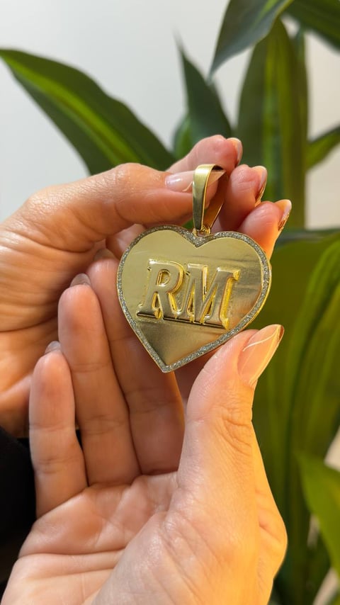 PINGENTE PERSONALIZADO CORAÇÃO COM LETRA E BORDA COM RESINA BRILHANTE 5CM | Everest Jóias