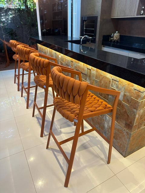 Banqueta Cancún com Braço - Estrutura em alumínio Terracota e Tricô Náutico Original Terracota | Traços e Tramas