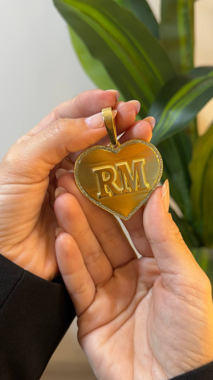 PINGENTE PERSONALIZADO CORAÇÃO COM LETRA E BORDA COM RESINA BRILHANTE 5CM | Everest Jóias (2)