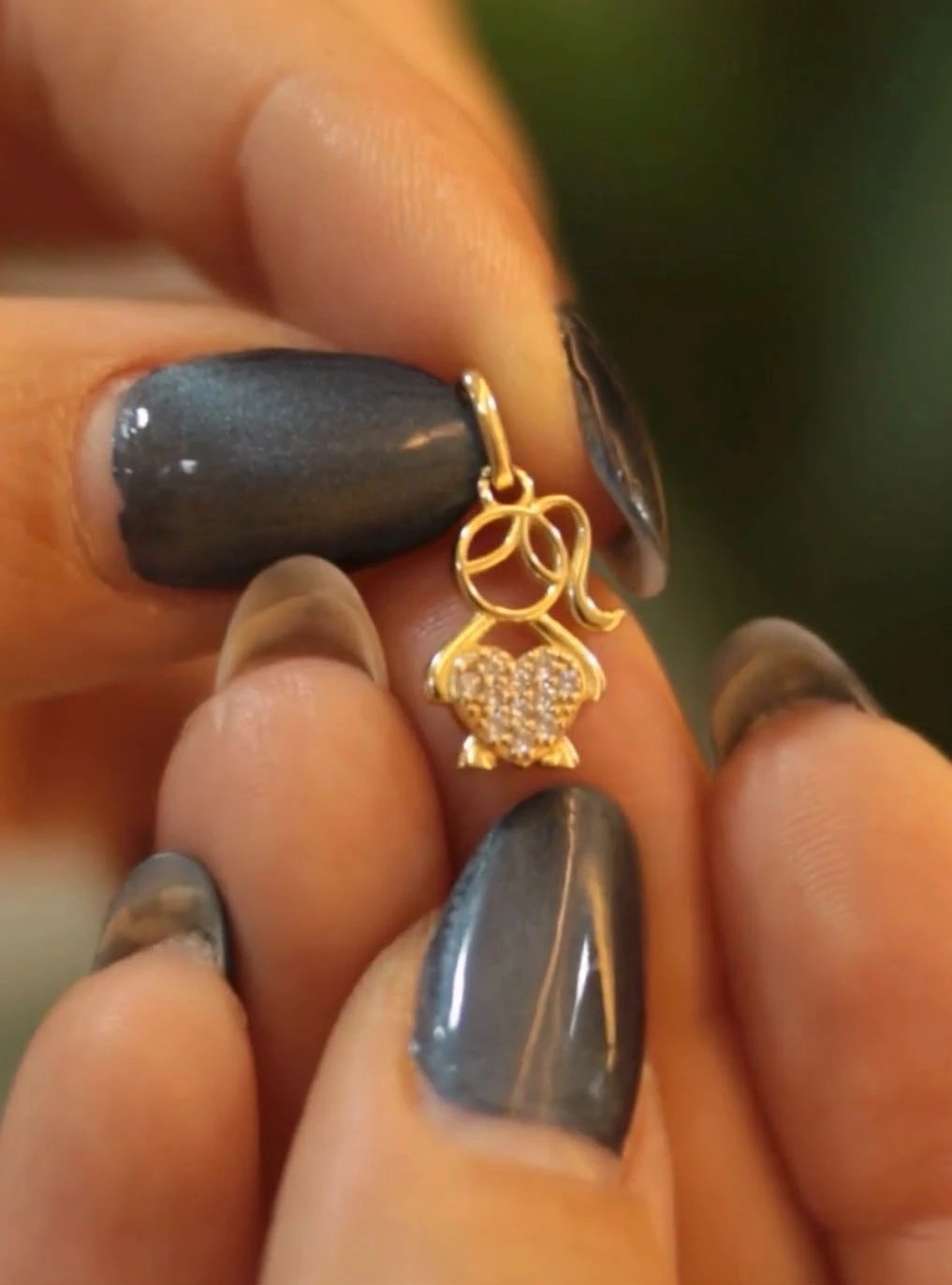 PINGENTE MENINA COM CORAÇÃO CRAVEJADO | Everest Jóias