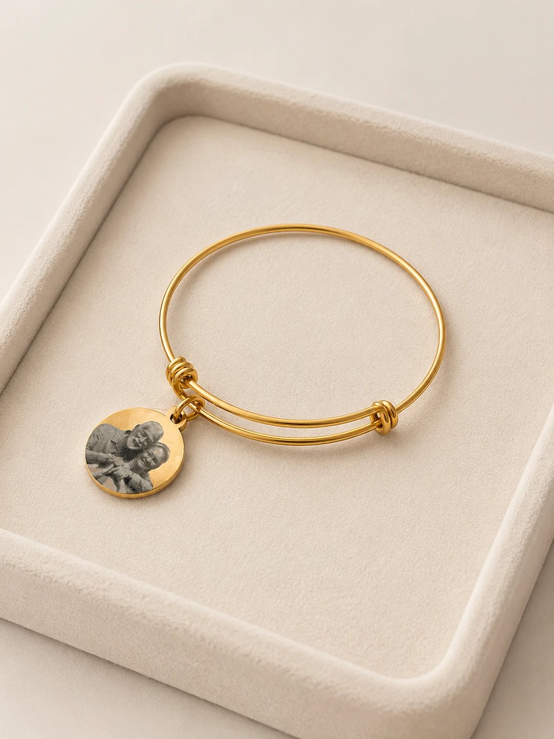 BRACELETE COM PINGENTE PERSONALIZAVEL - AÇO INOX DOURADO | Like Joias e Acessórios
