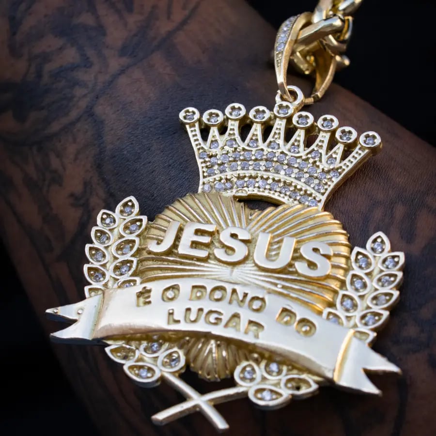 PINGENTE POZE JESUS É O DONO DO LUGAR CRAVEJADO COM ADEREÇOS | Everest Jóias