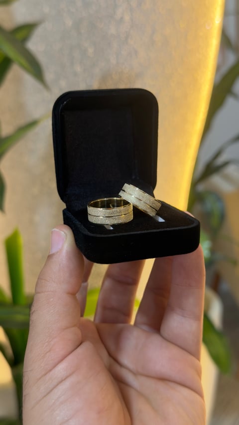 PAR DE ALIANÇA TODA FOSQUEADA COM FRISO 6MM | Everest Jóias