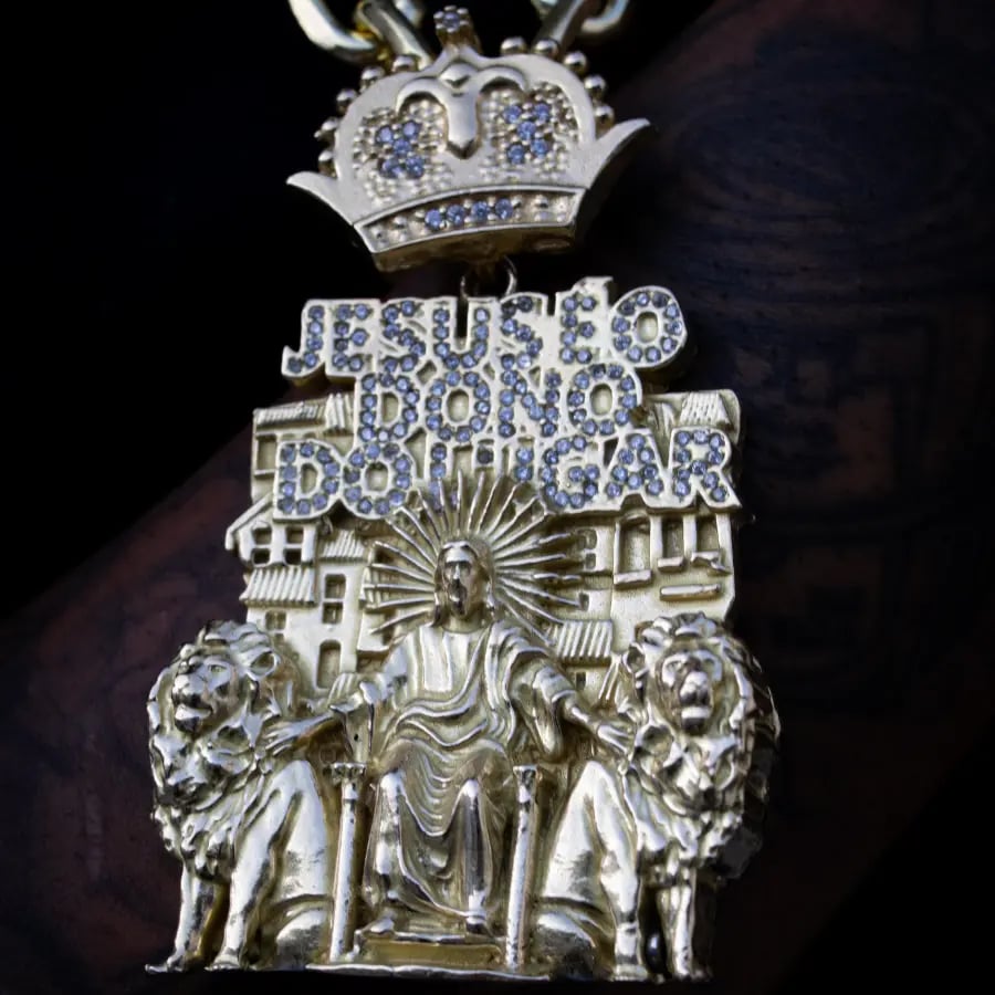 PINGENTE JESUS COM LEÃO | Everest Jóias